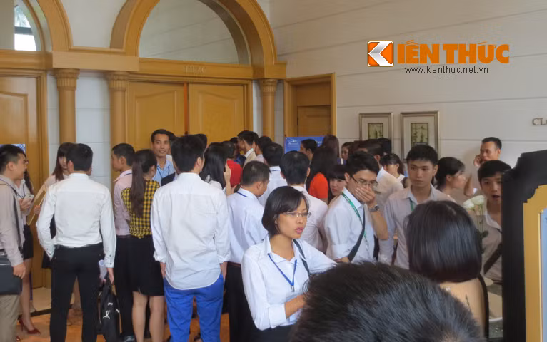 Hội trường 800 ghế dành cho khách không còn chỗ trống, nhiều người phải đứng ngoài hành lang để nghe ngóng thông tin.