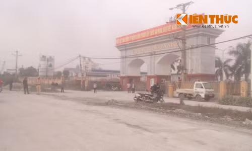 Cảnh sát phong tỏa lối vào KCN An Ninh. Ảnh: Tiến Dũng.