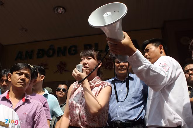 Bà Nguyễn Thị Trang, đại điện tiểu thương cho biết : "Chúng tôi đã nhiều lần yêu cầu chủ đầu tư cho biết kết quả cuối cùng về giá thuê sạp, nhưng chỉ nhận được lời hứa suông, lần này trung tâm thương mại An Đông phải trả lời tiểu thương bằng văn bản chúng tôi mới chấp nhận. Tòa nhà có thông báo sẽ giảm 20% giá thuê cho tiểu thương trả 100%, còn những trường hợp trả trong 3 năm vẫn giữ nguyên giá mới. Nhưng để trả một lần, nhiều tiểu thương không có khả năng. Còn giá mới lại quá cao". Sau khi nhận được văn bản theo yêu cầu bà Trang đã đề nghị tiểu thương thu dọn băng rôn giải tán. Các tiểu thương cho biết nếu ngày 26/11 tới, trung tâm không trả lời, họ sẽ tiếp tục đóng sạp phản đối.