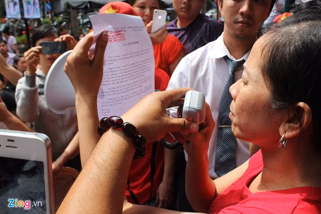 Vào lúc 11h, trước sức ép của hàng trăm tiểu thương, Ban quản lý trung tâm thương mại đã làm văn bản cam kết vào ngày 26/11 sẽ có câu trả lời cuối cùng về giá cho thuê mặt bằng. " Công ty cổ phần đầu tư An Đông - Trung tâm thương mại An Đông khẳng định ngày 26 tháng 11 năm 2014 sẽ có phúc đáp chính thức đối với kiến nghị về việc giảm giá sang nhượng gian hàng của tiểu thương. Trong thời gian này Công ty cổ phần đầu tư An Đông - Trung tâm thương mại An Đông đề nghị Quý tiểu thương duy trì hoạt động kinh doanh tại trung tâm theo quy định chung", trích nội dung văn bản do Giám đốc Trung tâm thương mại An Đông - ông Nguyễn Văn Hải - đã ký.