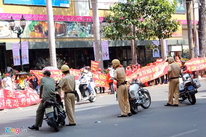 Lực lượng cảnh sát giao thông có mặt kịp thời ổn định tình hình giao thông qua khu vực này.