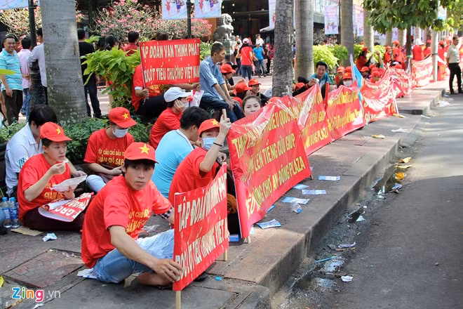 Những người buôn bán ngồi ngay ngắn trên lề đường An Dương Vương chờ kết quả từ buổi làm việc giữa đại diện tiểu thương và chủ đầu tư để có được kết quả cuối cùng.