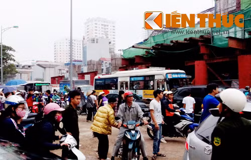 Giao thông tuyến đường Trần Phú hướng đi Hà Đông ách tắc cục bộ. Ảnh: Tiến Dũng.