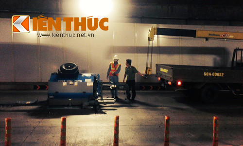 Thiết bị máy bị rơi giữa đường hầm Thủ Thiêm. Ảnh: Vũ Sơn.