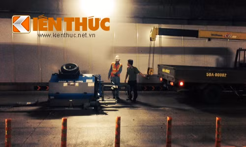 Thiết bị máy bị rơi giữa đường hầm Thủ Thiêm. Ảnh: Vũ Sơn.