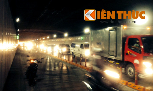 Sự cố khiến hầm Thủ Thiêm ùn ứ nghiêm trọng hướng từ quận 1 sang quận 2. Ảnh: Vũ Sơn.