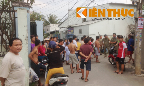 Người dân tại con hẻm vẫn chưa hết bàng hoàng sau khi phát hiện vụ việc. Ảnh: Vũ Sơn.