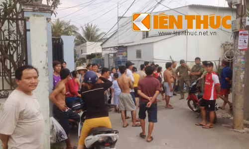 Người dân tại con hẻm vẫn chưa hết bàng hoàng sau khi phát hiện vụ việc. Ảnh: Vũ Sơn.