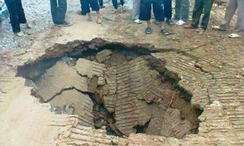 Hố sụt lún mới xuất hiện ở "hố tử thần" được lấp trước đó không lâu (Ảnh Người lao động).