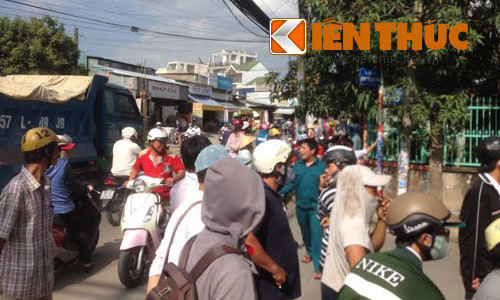 Đông đảo người dân hiếu kỳ theo dõi vụ việc. Ảnh: Vũ Sơn.