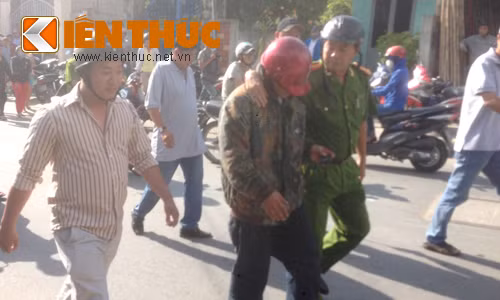 Đối tượng Long (mũ bảo hiểm đỏ) được thượng tá Sâm (ngoài cùng bên phải) đưa ra ngoài. Ảnh: Vũ Sơn.