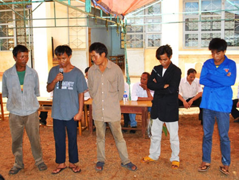 Kiểm điểm các đối tượng mê tín quá khích ở làng Ktu. Trong số đó, có cả đoàn viên thanh niên.