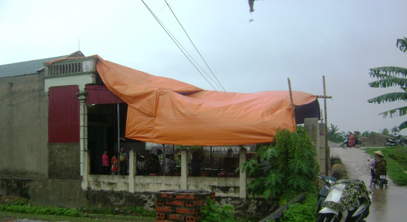 Thai phụ xấu số được đưa về nhà mai táng.