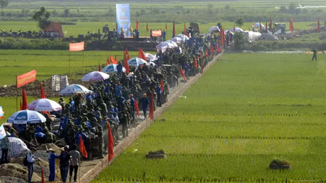 Đoạn đường ngắn chật ních thanh niên tình nguyện. (Ảnh: Tuổi Trẻ)