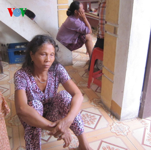 Mọi người trong gia đình đều bàng hoàng trước sự việc vừa diễn ra. Không ai tin đó lại là sự thật.