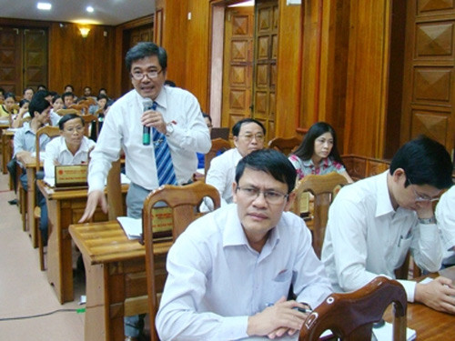 Các đại biểu vẫn làm việc theo lối thủ công như trước khi được trang bị laptop.