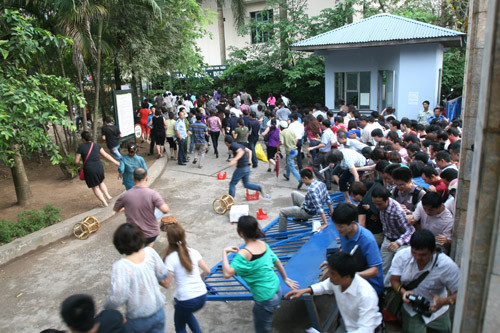 Cảnh chen lấn hỗn loạn trước cổng trường để mua hồ sơ xin cho con vào lớp 1 trường Thực nghiệm Hà Nội 2012.