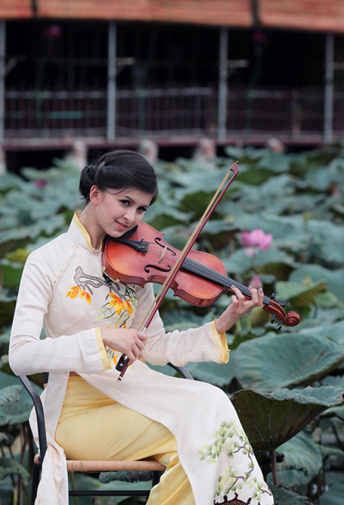 Edyta học 10 năm Violin và Piano tại trường nhạc J.Elsner tại Warsaw - thủ đô Ba Lan. Make up: Mai Amy