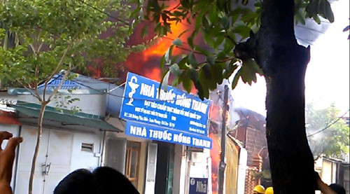 Anh Nguyễn Văn Hoàng - người có mặt ngay sau khi đám cháy xảy ra cho biết, lúc đó trong đó vẫn còn công nhân. Anh hô cháy và nhiều người đã đến hỗ trợ mang một số thùng sơn ra khu vực an toàn.