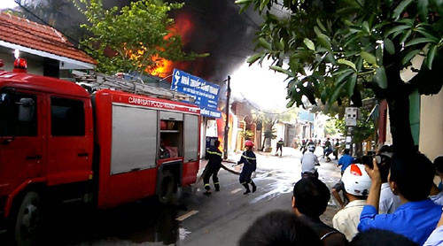 "Em thấy nói là do chập điện nên cháy lan ra các đồ dễ cháy là thùng nhựa đấy" - anh Hoàng chỉ vào số thùng sơn được chuyển ra ngoài, nói.