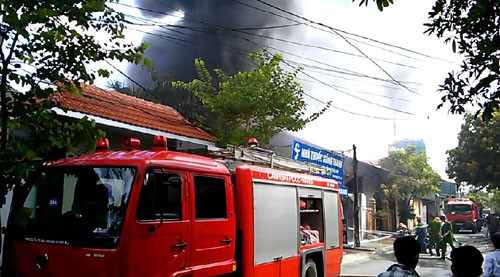 Lực lượng PCCC cùng 9 xe chữa cháy đến hiện trường để dập lửa.