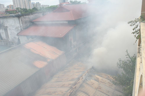 Do bên trong xưởng chứa nhiều vật liệu dễ bắt lửa, nên đám cháy đã lan rộng, thiêu rụi nhiều tài sản trong công ty này và ảnh hưởng đến các hộ dân liền kề.