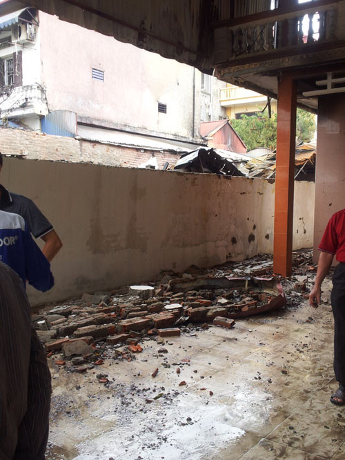 Ông Nguyễn Hồng Dương, nhà kề bên cho biết, vào thời gian trên nhà không có ai ở nhà và chiếc xe 7 chỗ của gia đình ông vẫn ở bên trong sân, chìa khóa xe cũng mang đi theo. Khi nhận được tin báo cháy, ông phải nhờ khoảng 20 người dân xung quanh phá cửa vào nhà và khiêng chiếc xe ra xa khu vực cháy.