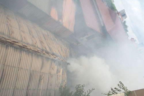 Theo quan sát của PV, xưởng của công ty này có diện tích khoảng 300 mét vuông, nằm giữa khu dân cư. Ngọn lửa đã khiến một phần mái tôn, khung sắt đã bị đổ sập. Tường gạch nứt vỡ, các thiết bị trong xưởng cũng bị biến dạng. Hai chiếc xe máy cũng bị ngọn lửa thiêu rụi.