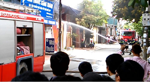 Nhận tin báo, lực lượng PCCC cùng 9 xe chữa cháy đến hiện trường để dập lửa. Đến 10h30, ngọn lửa đã được khống chế, không có thiệt hại về người.