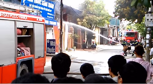 Nhận tin báo, lực lượng PCCC cùng 9 xe chữa cháy đến hiện trường để dập lửa. Đến 10h30, ngọn lửa đã được khống chế, không có thiệt hại về người.