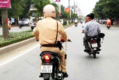 Hình ảnh CSGT rượt đuổi 2 người đi xe máy vi phạm giao thông ngày 16/7. (Ảnh cắt từ clip)