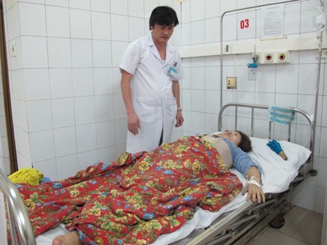 Chị Mai Thị Anh cùng chồng vẫn đang được điều trị tại bệnh viện.