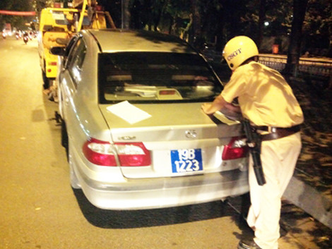 Chiếc ô tô vi phạm bị lực lượng chức năng lập biên bản. Ảnh: Tiền Phong