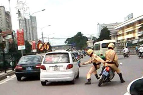 CSGT rượt đuổi tài xế vi phạm.