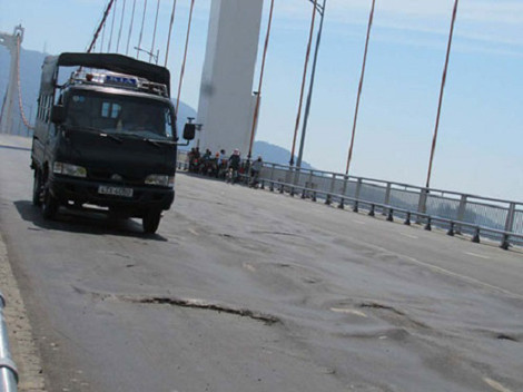 Mặt cầu gồ ghề, biến dạng gây nguy hiểm cho các phương tiện tham gia giao thông. (Ảnh: NLĐ)