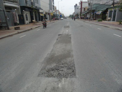 Mặt đường bị bong tróc tạo thành nhiều ổ gà suốt chiều dài hơn 1.500 mét. (Ảnh: DT)