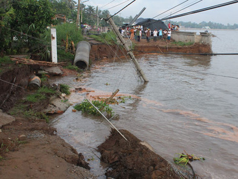 Hiện trường vụ sạt lở tại bờ kè sông Cần Thơ sáng 30/5. (Ảnh: nld)