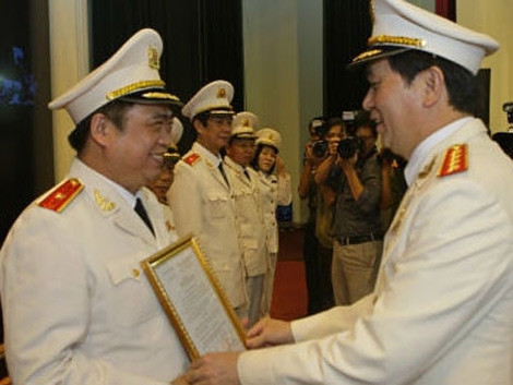 Ông Đỗ Hữu Ca - Giám đốc Công an TP Hải Phòng (trái) được thăng hàm Thiếu tướng.