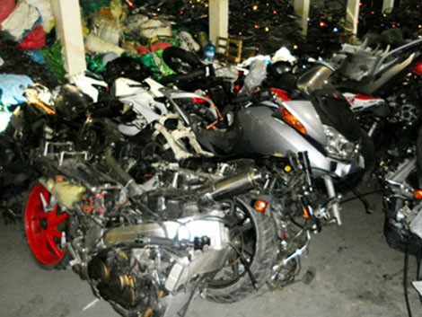 Toàn bộ mô tô nhập lậu đều được tháo rời thành từng khối.