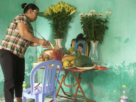 Bà Trần Thị Thắng, mẹ em Hoài thắp nhang cho con gái.