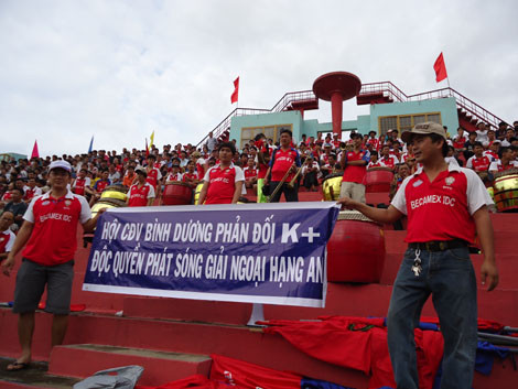 Người hâm mộ bóng đá Việt Nam phản đối việc K+ độc quyền phát sóng giải Ngoại hạng Anh.