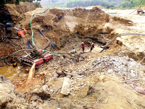 Núi rừng Phước Sơn bị phá nát vì khai thác vàng.