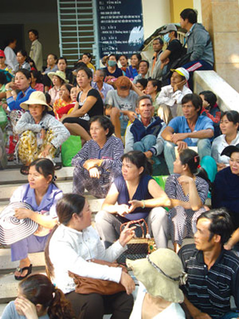 Chờ đợi mỏi mệt khám chữa bệnh ở bệnh viện Ung bướu TP.HCM.