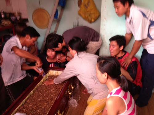 Đôi vợ chồng trẻ bàng hoàng đau xót trước cái chết đột ngột của con trai.