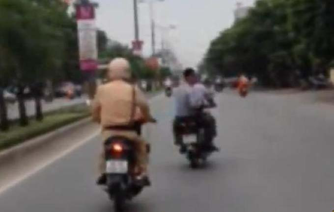 Đoạn clip ghi lại cảnh rượt đuổi của CSGT và hai người điều khiển xe máy không đội mũ bảo hiểm được tung lên Youtube.
