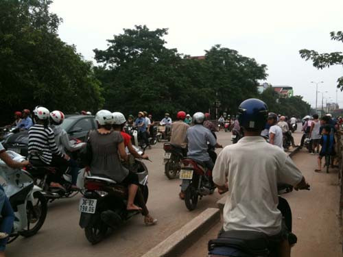 Nhiều người dân bất ngờ trước hành động CSGT nổ súng bắn người.