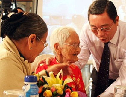 Ưu tiên cộng 2 điểm thi đại học cho mẹ Việt Nam anh hùng là quyết định xa rời thực tế.