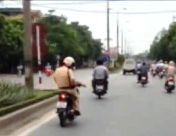 Cảnh rượt đuổi gần đến khu vực CSGT bắt đầu nổ súng.