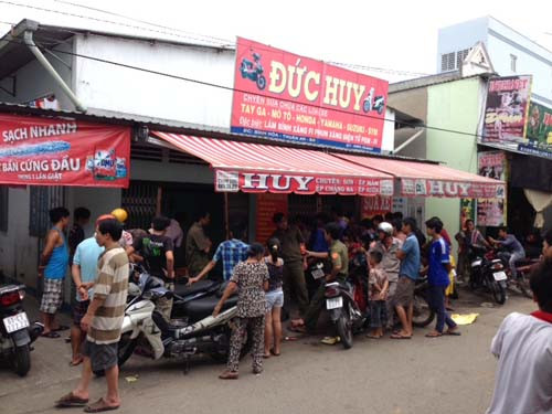 Nhiều người dân xung quanh tới hỏi thăm gia đình.