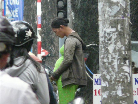 Người phụ nữ luôn cúi gằm mặt ra vẻ đáng thương để mọi người cho tiền.